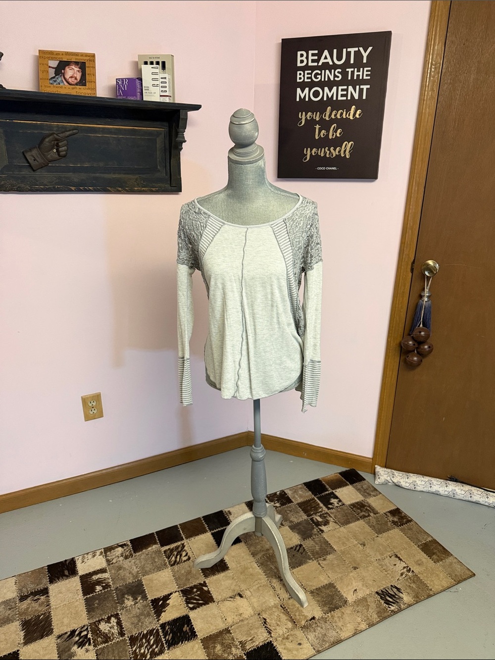 Women's Light Gray Long-Sleeve Lace Raglan Top